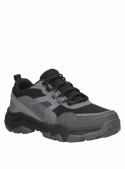 Zapatilla gris de hombre, resistente y cómoda para enfrentar retos diarios.