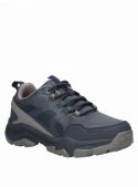 zapatilla azul con punta redonda, diseñada para enfrentar retos diarios en ambientes urbanos y naturales