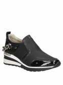diseño vanguardista de zapatilla negra de cuero para mujer