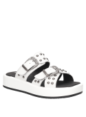 Sandalia blanca de cuero con tachas, estilo vanguardista para mujer, ideal para días cálidos.