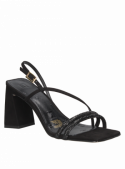Sandalia de cuero negro para mujer, diseño elegante con detalles de calidad y punta abierta.