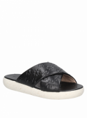 Sandalia de cuero negro con diseño sofisticado y toque femenino.