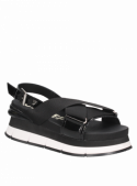 Sandalia negra de mujer, diseño casual con tiras elásticas, perfecta para un look estival.