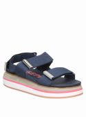 Calzado veraniego azul para mujer con ajuste cómodo y look fresco.