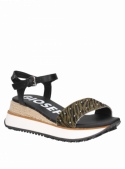 Sandalia de mujer en cuero animal print, diseño juvenil con taco plano y forro de cuero.