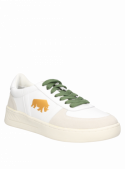 Zapatilla blanca urbana para hombre, con un toque distintivo en el costado, ideal para un estilo desenfadado y cómodo.