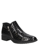 Calzado negro de cuero charol con cremallera lateral, combina estilo sofisticado y funcionalidad para el día a día.