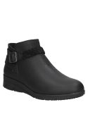 Botín negro de cuero para mujer con correa trenzada y hebilla, diseño sobrio y funcional para estilo casual urbano.