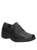 Zapato negro de cuero para mujer con banda elástica sobre el empeine, ideal para un estilo casual y urbano.