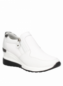 Zapatilla de cuero blanco para mujer, estilo athleisure con cremallera, ideal para paseos o ambientes laborales informales.