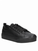 Zapatilla negra colegial para niño, adaptable a atuendos casuales y formales, perfecta para eventos informales y paseos.