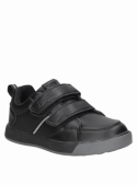 zapatilla negra unisex para niño, diseño sobrio y funcional, perfecta para combinar con jeans o shorts.