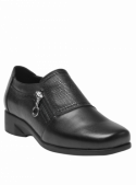 Zapato negro de mujer en cuero, estilo informal con taco cuña de 3.5 cm y punta cuadrada.