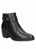 Botín de cuero negro, con diseño minimalista y elegante, ideal para el día a día o salidas casuales con elegancia discreta.