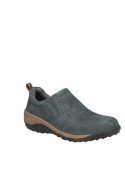 calzado slip-on de cuero gris, diseño contemporáneo y sobrio, versátil para vestimenta semi-formal y terrenos urbanos.