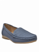 Mocasín azul de cuero para mujer, elegante y clásico, con costura visible y patrón grabado en la parte superior.