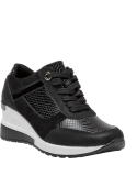 Zapatilla negra casual de cuero para mujer, ideal para un look urbano, con diseño estilizado y cómodo.
