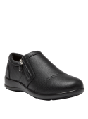 Elegante zapato de cuero negro para mujer, diseño ergonómico y minimalista, ideal para eventos sociales y trabajo informal.