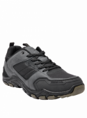 Zapatilla gris de hombre con textura entretejida y paneles de caucho para mayor durabilidad y soporte.