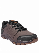 Zapatilla marrón para hombre, estilo outdoor, diseñada para actividades al aire libre con acolchado en el tobillo.