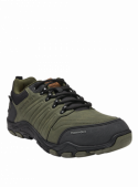Zapatilla verde masculina de estilo aventurero, con líneas laterales dinámicas y ojales resistentes para un ajuste seguro.
