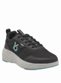 zapatilla negra de mujer con taco plano de 5.9 cm, punta redonda y forro textil que se adapta al pie.