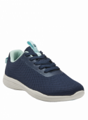 zapatilla de mujer azul, estilo athleisure, con empeine textil transpirable y suela de goma para largas caminatas.