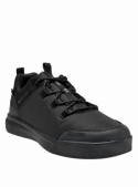 Zapatilla urbana negra para hombre, con costuras visibles y cordones sencillos, perfecta para un look moderno y funcional.