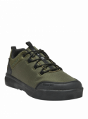 Calzado urbano verde para hombre, con cordones sencillos y ojetillos resistentes, adecuado para el día a día.
