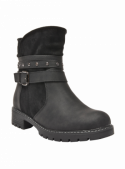 Calzado femenino en color negro con tira decorativa y remaches metálicos, perfecto para un estilo rockero y desenfadado.