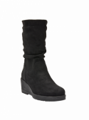 Calzado de mujer casual negro con puntera redondeada y tacón cuña, perfecto para un look estilizado y confortable.
