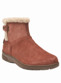 Calzado casual urbano de cuero burdeo para mujer con hebilla decorativa lateral y suela robusta de agarre marcado.