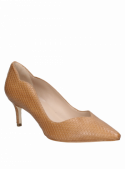 Zapato de salón en cuero camel, estilo refinado con detalles modernos, ideal para combinar con trajes o atuendos casuales.