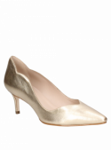 Zapato de vestir dorado de cuero para mujer, diseño clásico y sofisticado, combina con vestidos formales o jeans ajustados.