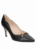 Zapato femenino de cuero negro con diseño clásico, ideal para salidas nocturnas y eventos que requieran vestimenta arreglada.