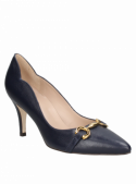 Zapato de mujer azul de taco alto en cuero, estilo clásico y minimalista, versátil para looks formales y chic casuales.
