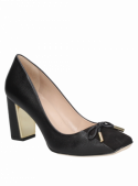 Zapato de cuero negro para mujer, mezcla de estilo clásico y moderno, con lazo y detalles metálicos llamativos.