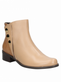 Botín casual de mujer en cuero beige, sofisticado con forro textil y diseño estilizado.
