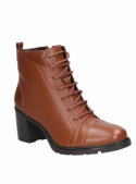 Botín casual de cuero café para mujer, sofisticado diseño con taco bloque y caña media de 10 cm.