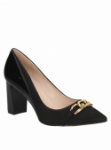 Zapato femenino negro de cuero, con diseño en punta y adorno metálico, versátil para eventos diurnos o nocturnos.
