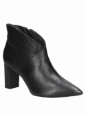 Botín de cuero negro, diseño sobrio y minimalista, ideal para añadir elegancia diaria.