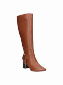 Moderna bota de cuero café, con diseño atractivo y taco bloque, ideal para destacar.