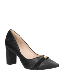 Zapato de vestir negro para mujer, en cuero con patrón en relieve y tacón alto grueso, ideal para eventos formales.