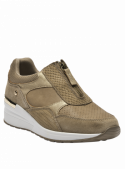 zapatilla beige de mujer estilo urbano con taco cuña de 5.5 cm y exterior de cuero y PU