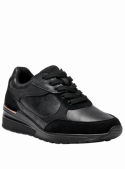 zapatilla negra urbana para mujer con detalles metálicos y patrones geométricos, ideal para un look casual chic.