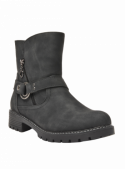 Botín negro de mujer casual con cierre lateral y correa metálica, ideal para un estilo urbano y funcional.