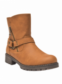 Botín camel de mujer con diseño robusto, cierre lateral de cremallera y correa decorativa metálica, estilo casual urbano.