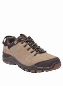 Zapatilla taupe de cuero para hombre, ideal para actividades outdoor, con costuras visibles y diseño robusto.