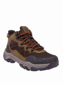 Botín café para hombre con diseño trekking, costuras en zigzag y ganchos metálicos, ideal para actividades outdoor.