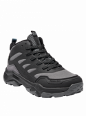 Botín outdoor gris para hombre, combina elementos deportivos y rudos, adecuado para fines de semana informales.